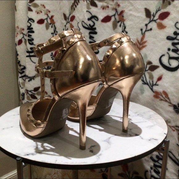 Gold heels - Picture 6 of 8